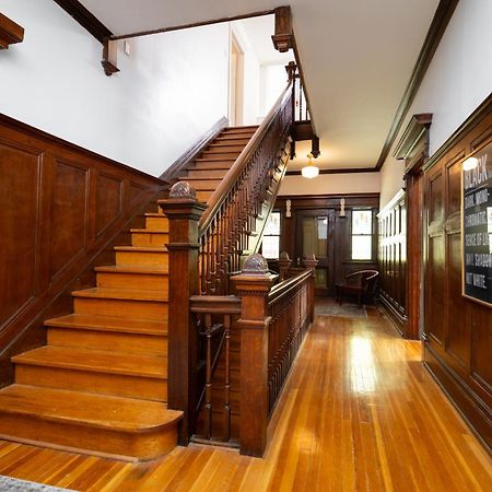 Bed and Breakfast No. 5 East Виннипег Экстерьер фото