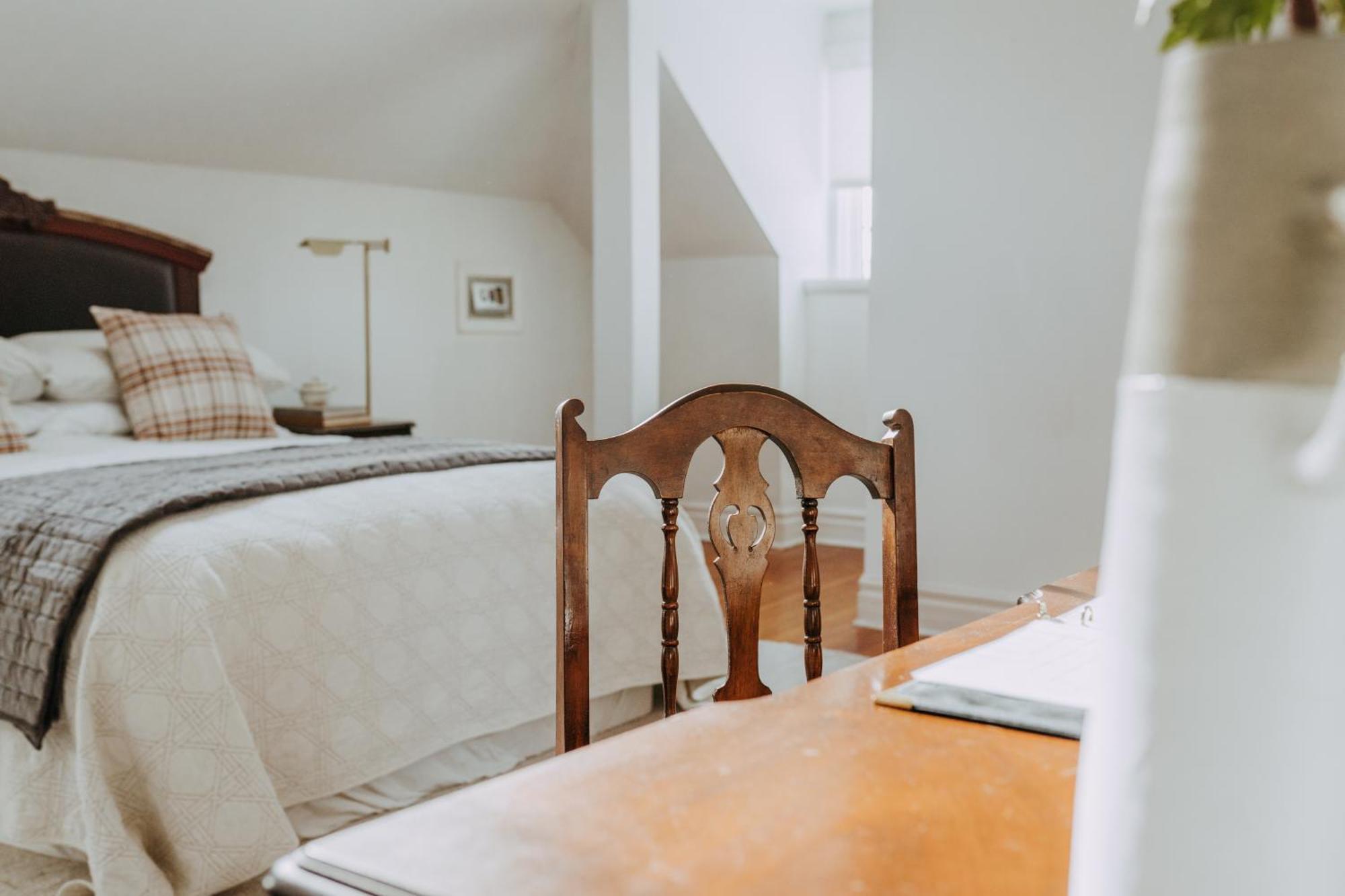 Bed and Breakfast No. 5 East Виннипег Экстерьер фото