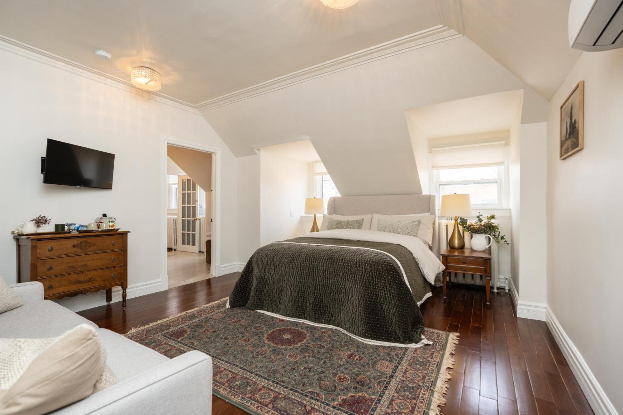 Bed and Breakfast No. 5 East Виннипег Экстерьер фото