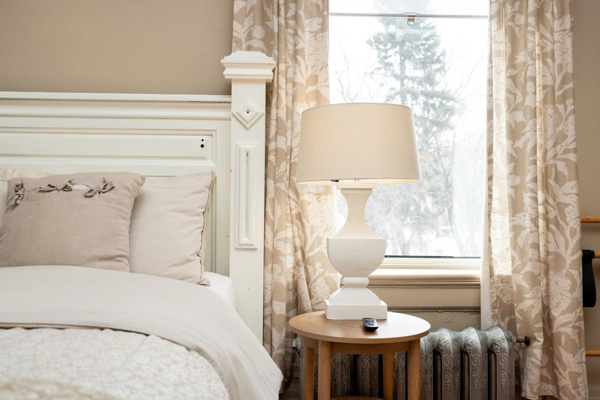 Bed and Breakfast No. 5 East Виннипег Экстерьер фото
