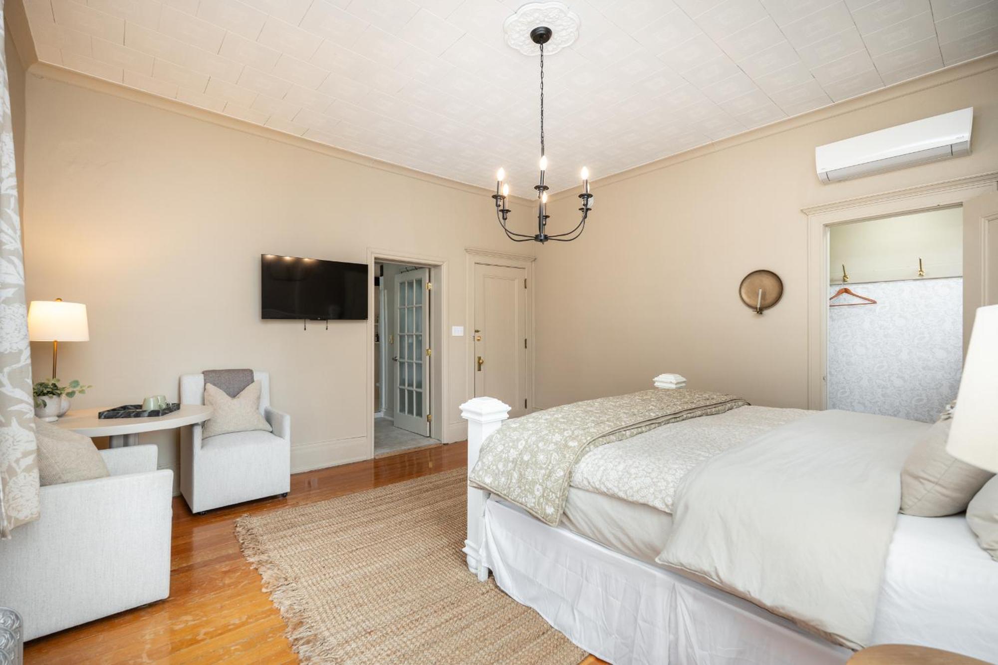 Bed and Breakfast No. 5 East Виннипег Экстерьер фото